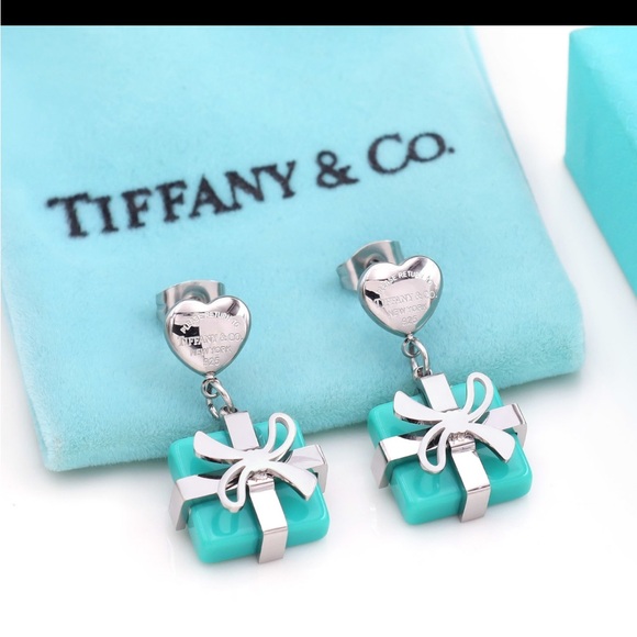 Jewelry - SMALL HEART AND GIFT BOX EARRINGS IN GOLD OR SILVER IN FASHION POUCH